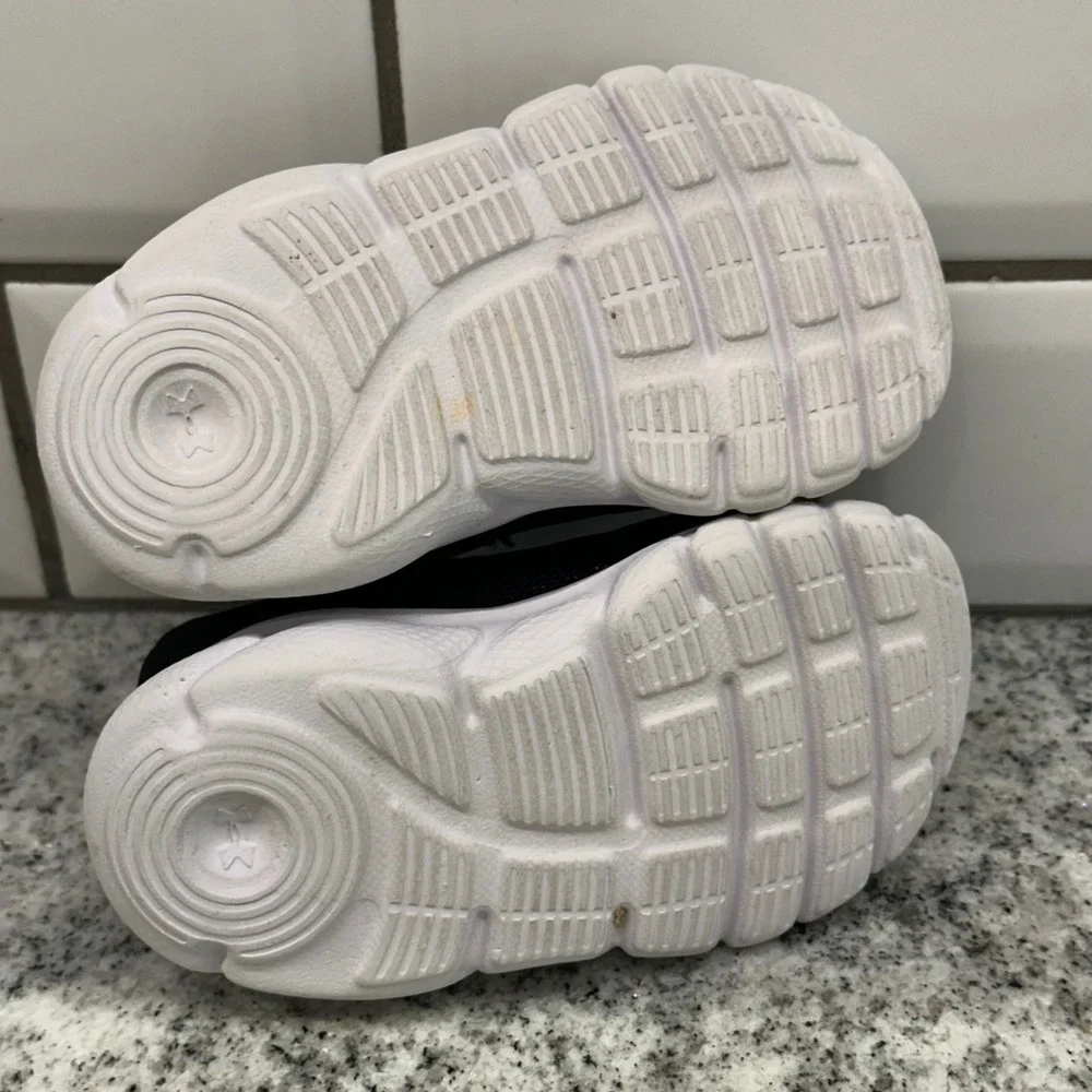 Under Armour Toddler 5K Sneakers Black White Hook Loop Strap 3024637-001‎ Sporty